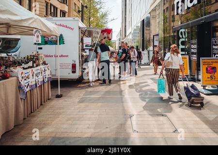 LUXEMBURG, 2022. MAI: Lokaler Wochenmarkt im Stadtzentrum Stockfoto