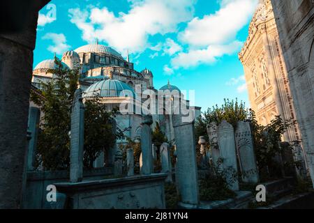 Sehzade oder Sehzadebasi Moschee in Istanbul vom Friedhof. Osmanische oder islamische Architektur Hintergrundbild. Stockfoto