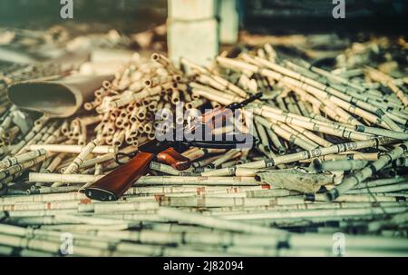 Kalaschnikow-Sturmgewehre auf dem Boden. Stockfoto