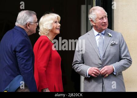 Der Prinz von Wales und die Herzogin von Cornwall werden vom britischen Hochkommissar für Kanada, Ralph Goodale (links), begrüßt, als sie vor ihrer bevorstehenden Tournee zum Canada House in London kommen. Bilddatum: Donnerstag, 12. Mai 2022. Stockfoto