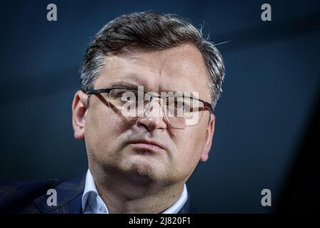 Berlin, Deutschland. 12.. Mai 2022. Der ukrainische Außenminister Dmytro Kuleba spricht nach Gesprächen im Bundestag. Quelle: Michael Kappeler/dpa/Alamy Live News Stockfoto