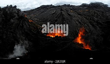 Apokalypse, Vulkanausbruch. Lava-Magma fließt durch den Vulkan-Mund. Freisetzung von Asche und Schwefel in die Atmosphäre, großer Vulkanausbruch ein globaler Stockfoto
