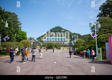 Seoul, Südkorea. 12.. Mai 2022. Besucher von Cheong Wa DAE in Seoul, Südkorea, 12. Mai 2022. Cheong Wa DAE wurde am Dienstag der Öffentlichkeit zugänglich gemacht und beendete seine Rolle als Ort des Präsidialamtes. Quelle: Wang Yiliang/Xinhua/Alamy Live News Stockfoto