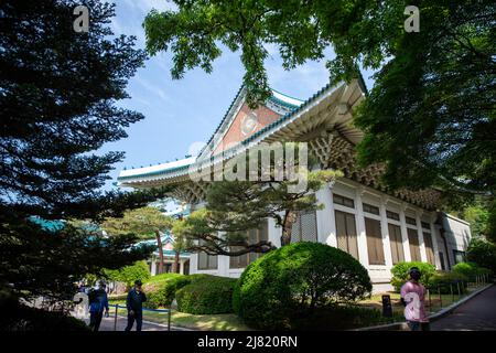 Seoul, Südkorea. 12.. Mai 2022. Besucher von Cheong Wa DAE in Seoul, Südkorea, 12. Mai 2022. Cheong Wa DAE wurde am Dienstag der Öffentlichkeit zugänglich gemacht und beendete seine Rolle als Ort des Präsidialamtes. Quelle: Wang Yiliang/Xinhua/Alamy Live News Stockfoto