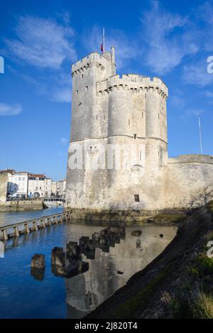 St. Nicholas Tower am Hafeneingang zum alten Hafen von La Rochelle, Frankreich an der Atlantikküste von Charente Maritime Stockfoto