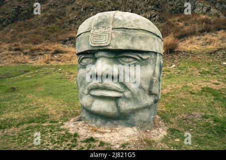 Olmec Skulptur aus Stein geschnitzt. Maya-Symbol - große Steinkopfstatue Stockfoto