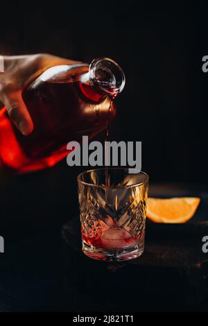 Hausgemachtes alkoholisches Getränk auf dunklem Hintergrund Stockfoto