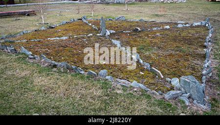 Ein heiliger Ort in der Altai-Steppe. Ein Ort der heidnischen Anbetung. Das Grab ist uralt. Stockfoto