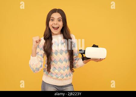 Kindheit Entwicklung. Staunte Teenager-Mädchen halten drahtlose VR-Brille. Mit VR-Headset. Stockfoto