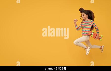 Penny Skateboard. Skateboarding. Fröhliches Kind springen mit Penny Board. Teen girl Stockfoto