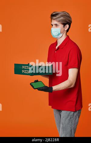 Pizzalieferer in rotem T-Shirt mit Pappkartons Stockfoto