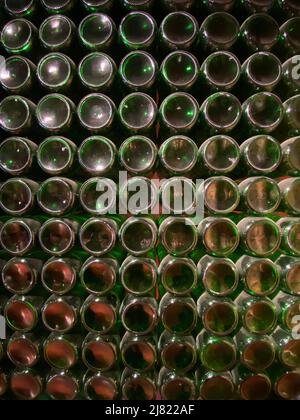 Alte Bierflaschen in der Brauerei Stockfoto
