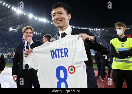 Steven Zhang, Präsident des FC Internazionale, feiert nach dem Sieg beim italienischen Pokal das letzte Fußballspiel zwischen Juventus FC und FC Internazionale am 11. Mai 2022 im Stadio Olimpico in Rom, Italien - Foto: Federico Proietti/DPPI/LiveMedia Stockfoto