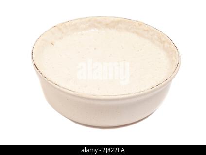 Hausgemachter Weizensauerteig zum Brotbacken, Bio-Hefe zur Teiggärung in der Schüssel. Stockfoto