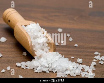 Weißer Kristall-Bergsaly in einem Bambuslöffel auf einem Holztisch ausgewählten Fokus enthalten Stockfoto