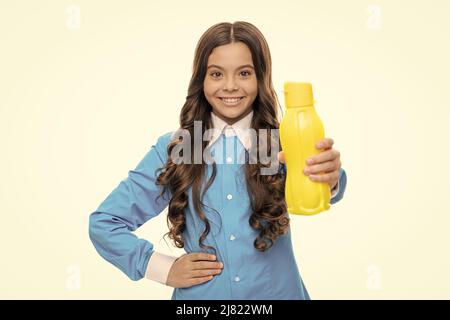 Glückliches Kind geben gelbe Kunststoff-Trinkwasserflasche für den Aufenthalt hydratisiert, Wellness Stockfoto