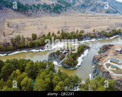 Eine kleine Hängebrücke mit Spalten auf der Rocky Mountains entlang, die Leute gehen auf Reisen zu den Sehenswürdigkeiten auf der Insel Patmos, Chem Stockfoto