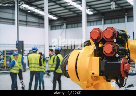 Ingenieure, die in der Roboterfabrik arbeiten - Industrie- und Technologiekonzept - Fokus auf Roboter Stockfoto