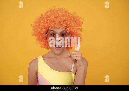 Kind in Sonnenbrillen und Badeanzug inspiriert mit Idee auf gelbem Hintergrund, Inspiration. Stockfoto