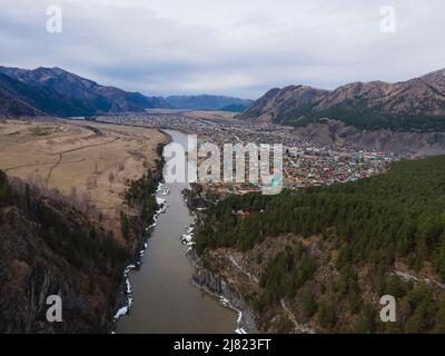 Blick auf das Dorf Chemal, den Fluss Katun und den Fluss Chemal vom Berg aus. Altai-Republik, Sibirien. Russland Stockfoto