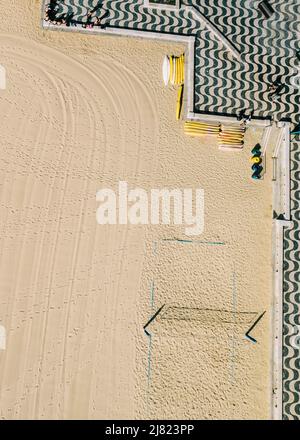 Beachvolleyball, Blick von oben. Sport und Strandsport. Fotografiert von der Drohne. Aero-Fotoaufnahmen Stockfoto