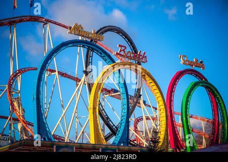 Munich Looping, eine Vergnügungsfahrt auf dem Weihnachtsmarkt Hyde Park Winter Wonderland in London Stockfoto