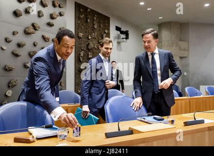 2022-05-12 12:00:54 DEN HAAG - Franc Weerwind, Minister für Rechtsschutz, Maarten van Ooijen, Staatssekretär für Gesundheit, Wohlfahrt und Sport, Und Premierminister Mark Rutte (von links nach rechts) während einer Debatte im Repräsentantenhaus über Kinder, die aus ihren Häusern entfernt wurden, deren Eltern Opfer des Sozialleistungen-Skandals sind. Das vorherige Kabinett fiel wegen des Affenskandals und die Entschädigung der Opfer wird immer wieder verzögert. ANP SEM VAN DER WAL niederlande Out - belgien Out Stockfoto