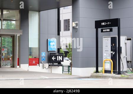 TOKIO, JAPAN - 8. Mai 2022: Eine EV-Ladestation in einem Mitsubishi Showroom im Tokioter Koto Ward. Stockfoto