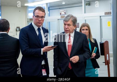 Der US-Senator Roy Blunt (Republikaner von Missouri) geht am Mittwoch, den 11. Mai 2022, bei einer Abstimmung im US-Kapitol in Washington, DC, durch die Senatsunterführung. Foto von Rod Lampey/CNP/ABACAPRESS.COM Stockfoto