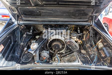 Modifizierte Turbo-Motor unter der Haube ein orange 1969 Pro Street  Chevrolet Camaro Oldtimer Stockfotografie - Alamy