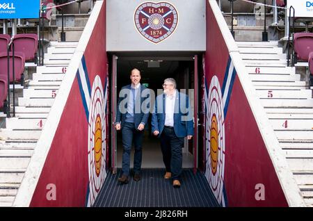 Der Herzog von Cambridge geht mit Billy Watson, dem Geschäftsführer der Wohltätigkeitsorganisation SAMH, während eines Besuchs im Heart of Midlothian Football Club, Edinburgh, den Tunnel im Tynecastle Park entlang, um ein Programm mit dem Titel „The Changing Room“ zu sehen, das von SAMH (Scottish Association for Mental Health) ins Leben gerufen wurde. 2018 und wird nun in Fußballvereinen in ganz Schottland ausgeliefert. Bilddatum: Donnerstag, 12. Mai 2022. Stockfoto