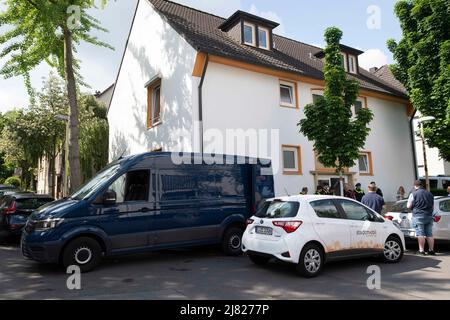 Meal, Deutschland. 12.. Mai 2022. Polizeifahrzeuge und Polizeibeamte vor dem Haus eines Studenten in Essen, der verdächtigt wird, an seiner ehemaligen Schule in Essen einen Mord/einen Rassenschlag geplant zu haben, 12.. Mai 2022, Â Quelle: dpa/Alamy Live News Stockfoto