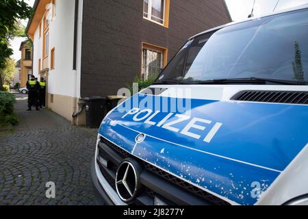 Meal, Deutschland. 12.. Mai 2022. Polizeifahrzeuge und Polizeibeamte vor dem Haus eines Studenten in Essen, der verdächtigt wird, an seiner ehemaligen Schule in Essen einen Mord/einen Rassenschlag geplant zu haben, 12.. Mai 2022, Â Quelle: dpa/Alamy Live News Stockfoto