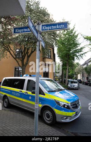 Meal, Deutschland. 12.. Mai 2022. Polizeifahrzeuge und Polizeibeamte vor dem Haus eines Studenten in Essen, der verdächtigt wird, an seiner ehemaligen Schule in Essen einen Mord/einen Rassenschlag geplant zu haben, 12. Mai 2022 Quelle: dpa/Alamy Live News Stockfoto