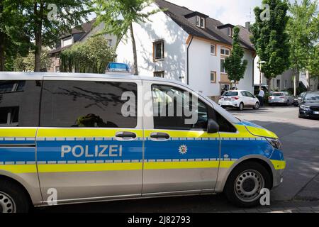 Meal, Deutschland. 12.. Mai 2022. Polizeifahrzeuge und Polizeibeamte vor dem Haus eines Studenten in Essen, der verdächtigt wird, an seiner ehemaligen Schule in Essen einen Mord/einen Rassenschlag geplant zu haben, 12. Mai 2022 Quelle: dpa/Alamy Live News Stockfoto