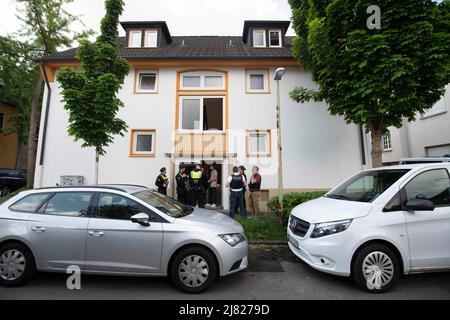 Meal, Deutschland. 12.. Mai 2022. Polizeifahrzeuge und Polizeibeamte vor dem Haus eines Studenten in Essen, der verdächtigt wird, an seiner ehemaligen Schule in Essen einen Mord/einen Rassenschlag geplant zu haben, 12.. Mai 2022, Â Quelle: dpa/Alamy Live News Stockfoto