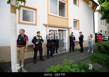 Meal, Deutschland. 12.. Mai 2022. Polizeifahrzeuge und Polizeibeamte vor dem Haus eines Studenten in Essen, der verdächtigt wird, an seiner ehemaligen Schule in Essen einen Mord/einen Rassenschlag geplant zu haben, 12. Mai 2022 Quelle: dpa/Alamy Live News Stockfoto