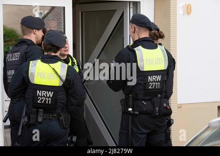 Meal, Deutschland. 12.. Mai 2022. Polizeifahrzeuge und Polizeibeamte vor dem Haus eines Studenten in Essen, der verdächtigt wird, an seiner ehemaligen Schule in Essen einen Mord/einen Rassenschlag geplant zu haben, 12.. Mai 2022, Â Quelle: dpa/Alamy Live News Stockfoto