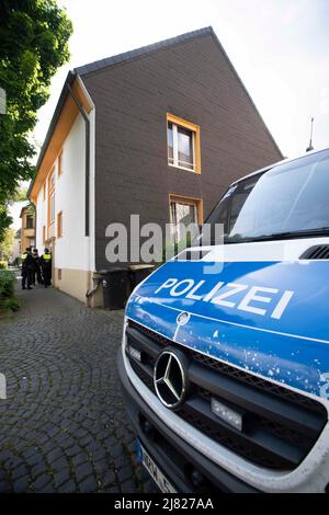 Meal, Deutschland. 12.. Mai 2022. Polizeifahrzeuge und Polizeibeamte vor dem Haus eines Studenten in Essen, der verdächtigt wird, an seiner ehemaligen Schule in Essen einen Mord/einen Rassenschlag geplant zu haben, 12. Mai 2022 Quelle: dpa/Alamy Live News Stockfoto