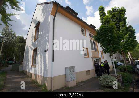 Meal, Deutschland. 12.. Mai 2022. Polizeifahrzeuge und Polizeibeamte vor dem Haus eines Studenten in Essen, der verdächtigt wird, an seiner ehemaligen Schule in Essen einen Mord/einen Rassenschlag geplant zu haben, 12.. Mai 2022, Â Quelle: dpa/Alamy Live News Stockfoto