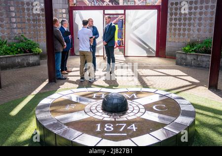 Der Herzog von Cambridge im Memorial Garden im Herzen des Midlothian Football Club, Edinburgh, bei einem Besuch des Programms „The Changing Room“, das 2018 von der SAMH (Scottish Association for Mental Health) ins Leben gerufen wurde und nun in Fußballvereinen in ganz Schottland angeboten wird. Bilddatum: Donnerstag, 12. Mai 2022. Stockfoto