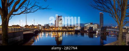 Uferstraßen der Stadt in der Abenddämmerung, Belfast, Nordirland Stockfoto