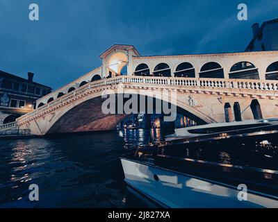 Rialtobrücke in Venedig, Italien bei Nacht Stockfoto