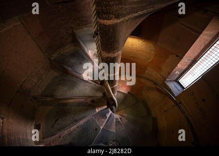 Die Wendeltreppe auf und ab dem Hauptturm der St. Bartholomäus Kirche in Frankfurt am Main, Deutschland Stockfoto