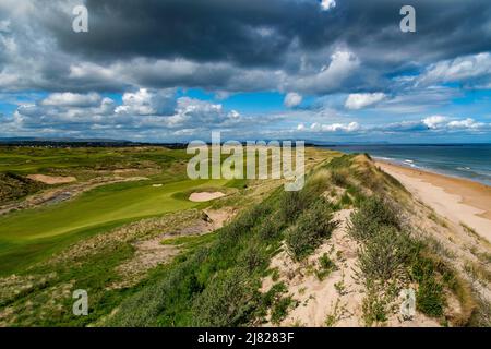 Blick auf den Golfplatz Championshiop Royal Portrush, den 7.-Loch Curran Point, County Antrim, Nordirland Stockfoto