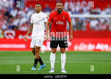 Sevilla, Spanien. 11.. Mai 2022. Jesus Joaquin Fernandez Suso vom FC Sevilla und Diego Carlos vom FC Sevilla während des La Liga-Spiels zwischen dem FC Sevilla und der RCD Mallorca spielten am 11. Mai 2022 im Sanchez Pizjuan Stadium in Sevilla, Spanien. (Foto von Antonio Pozo/PRESSINPHOTO) Quelle: PRESSINPHOTO SPORTS AGENCY/Alamy Live News Stockfoto