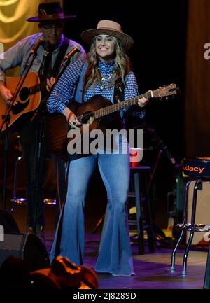 Hollywood, Florida, USA. 11.. Mai 2022. Lainey Wilson tritt während des Audacy 'Leading Ladies' of Country Konzerts bei Hard Rock Live auf, das am 11. Mai 2022 im Seminole Hard Rock Hotel & Casino in Hollywood, Florida, stattfindet. Kredit: Mpi04/Media Punch/Alamy Live Nachrichten Stockfoto