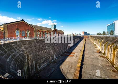 Ein riesiger leerer Platz, der das Trockendock ist, an dem die Titanic gebaut wurde, Thompson Dock, Titanic Quarter, Belfast, Nordirland Stockfoto