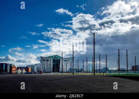 Dunkle Wolken ragen über den Titanic Slipways und dem Besucherzentrum, Belfast, Nordirland Stockfoto