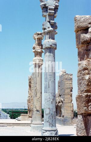 Persepolis, Iran - verzierte Säulen im Tor von Xerxes, auch bekannt als Tor aller Nationen, in den Ruinen der antiken Stadt Persepolis, der zeremoniellen Hauptstadt des Achämenidenreiches, in der Provinz Fars, Iran. Archivbild aus dem Jahr 1976 Stockfoto